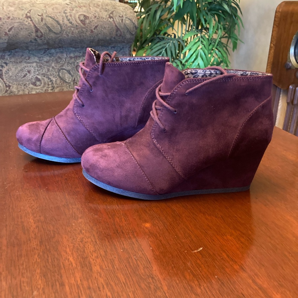 Cityclassified faux suede wedge ankle boots size 8. NWOT